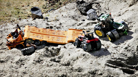  TRAKTORER SMELTET:  Leketraktorene i sandkassa utenfor den nedbrente boligen i Vikersund er merket av den sterke varmeutviklingen. FOTO: JACQUES HVISTENDAHL/DAGBLADET.