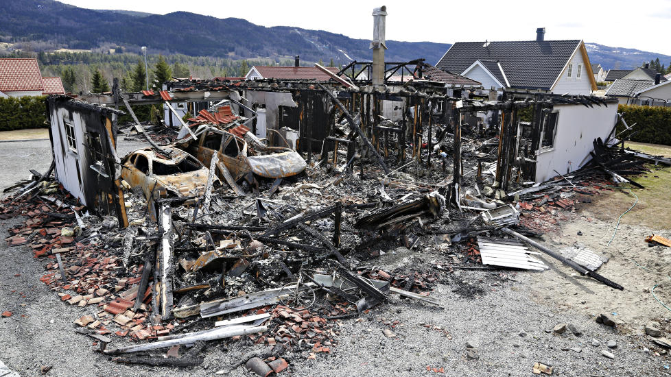  HER SOV SJU MENNESKER:  Politiet mener at to 19-�ringer fra lokalmilj�et tente p� dette huset, der alle sju beboerne kom seg ut i siste liten ved 01.50-tiden natt til 1. mai. I bakgrunnen skiflygingsbakken i Vikersund. FOTO: JACQUES HVISTENDAHL/DAGBLADET