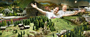 Idet toget passerer, ligger et par og har en hyrdestund i enga like ved