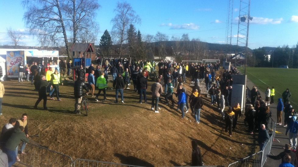 VIST BORT: Politiet viste bort casuals som m�tte opp p� Grorud, der Lillestr�m spiller borte mot Grorud i cupen i kveld. Omkring 40 personer gikk mot Kanarifansen. Politet leter n� i omr�det etter p�blene. Foto: Tore Ulrik Bratland