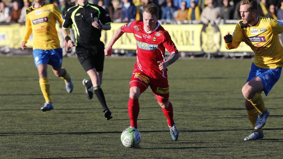 REDDET SEG S� VIDT:  Lillestr�ms Bj�rn Helge Riise i kamp mot Groruds Jens Olav Andersen Gr�nhaug (t.h.) p� Grorud stadion. LSK ledet med to m�l til pause, men Grorud kom tilbake og sikret ekstraomganger. Helt p� tampen scoret Petter Vaagan Moen to ganger. Foto: Terje Bendiksby / NTB Scanpix