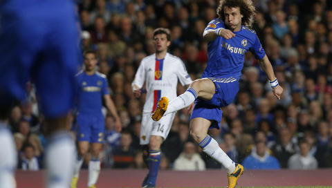 PRAKTM�L: David Luiz plasserer inn 3-1 med innsiden fra langt hold. Foto: Sang Tan, AP / NTB Scanpix