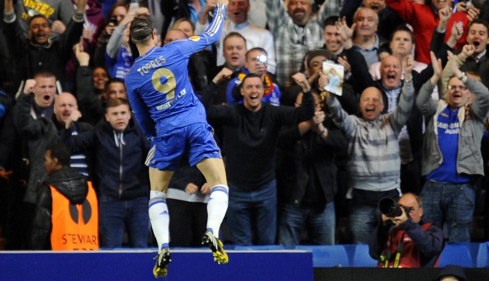 KLAR FOR FINALE: Chelsea er klare for finalen i Europa League. Her feirer Fernando Torres 1-1-m�let mot Basel i kveld foran fansen. Foto: ANDY RAIN, EPA / NTB SCANPIX