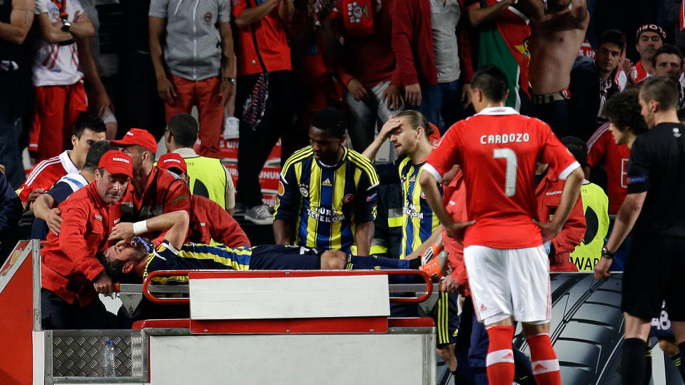 SKUMMEL SKADE: Fenerbahces  G�khan G�n�l blir fraktet ut fra Estadio da Luz i Lisboa etter � ha f�tt et hardt spark mot hodet etter en times spill i Europa League-semifinalen mot Benfica. Foto: Armando Franca, AP / NTB Scanpix