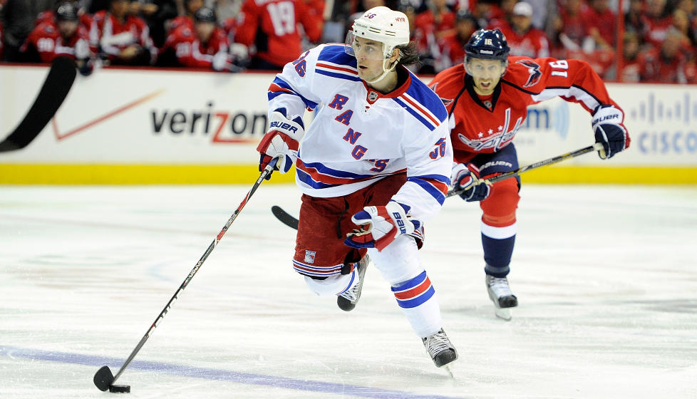 NY M�LGIVENDE: Mats Zuccarello Aasen hadde en ny m�lgivende pasning da Rangers slo Capitals 4-3 i natt. Her fra den f�rste kampen mellom de to �stkystrivalene. Foto: Greg Fiume / Getty Images / AFP / NTB Scanpix