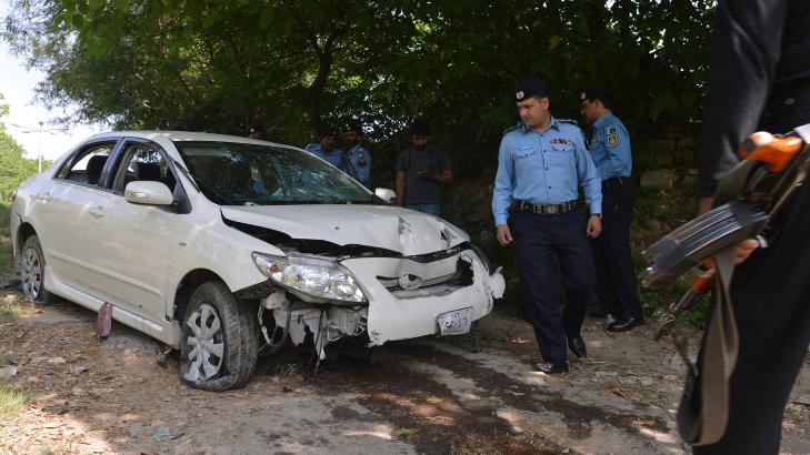 DREPT I BILEN: Den kjente aktoren satt i denne bilen da ukjente gjerningsmenn angrep. Foto: AFP / AAMIR QURESHI / NTB scanpix