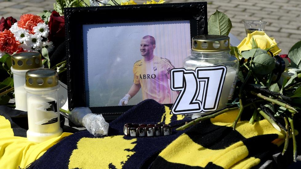 UVENTET:  Den kroatiske AIK-keeperen, Ivan Turina (32), d�de br�tt torsdag morgen. N� f�r resten av laget tilbud om ny hjertesjekk, for � dempe bekymringen hos lagkameratene. Foto: AFP PHOTO/JONATHAN NACKSTRAND