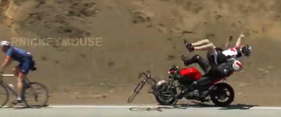 Her bytter syklisten plass med motorsyklisten