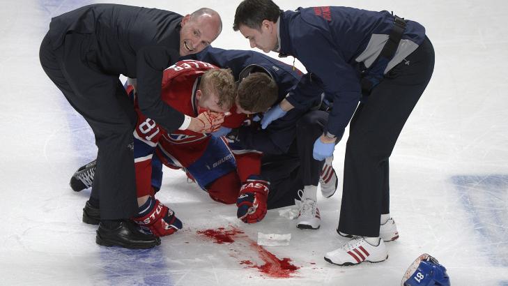 HJELPES UT:   Montreal-spilleren ble liggende p� isen,med ansiktet ned, og rakk � bl� mye f�r medisinsk personell kom til.  Foto: AP Photo / The Canadian Press / NTB Scanpix