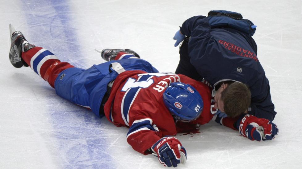  BEVISSTL�S:  Montreal Canadiens-spilleren Lars Eller ble liggende livl�s p� isen i flere minutter, etter � ha blitt taklet stygt av Eric Gryba. Foto: AP Photo / The Canadian Press / NTB Scanpix