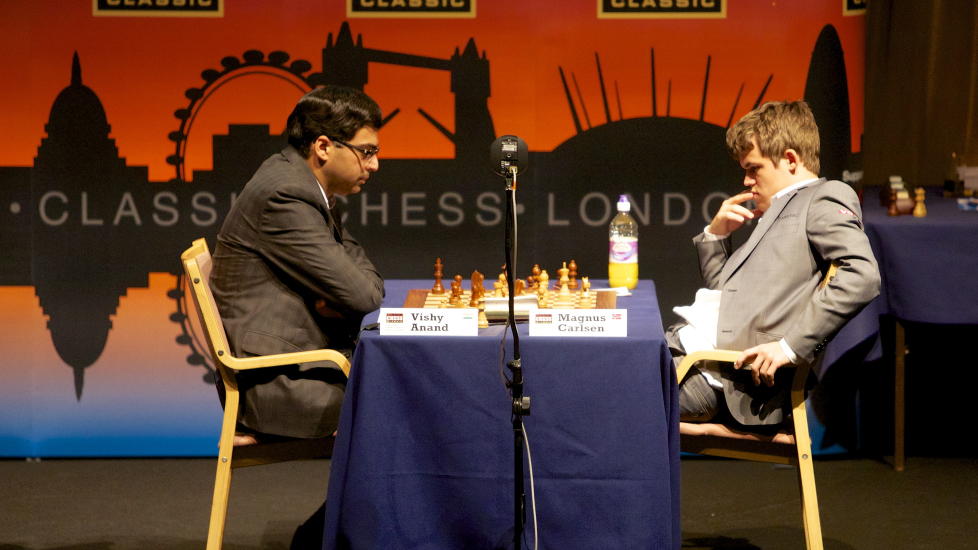  F�R VILJEN SIN:  Sjakkforbundet FIDE har bestemt at tittelforsvarer Vishy Anand f�r det som han vil, og at VM-kampen mot Magnus Carlsen skal spilles p� hans hjemmebane i India i november. Her er det to fra London Chess i 2012. Foto: Morten Rakke / NTB scanpix