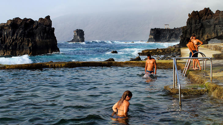 EL HIERRO: La Maceta er et av de mange havsbassengene p� denne kanari�ya. Atlanterhavet st�r rett p�, men innenfor er det muligheter for en sv�mmetur. Foto: KIRSTEN M. BUZZI