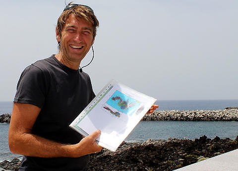 VULKANUTBRUDD: I 2010, 2011 og 2012 var det vulkanutbrudd i havet her utenfor La Restinga, forklarer guide Paolo. Foto: KIRSTEN M. BUZZI