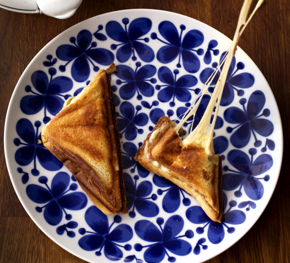 Mesterlig: Tryllekokk Heston Blumenthal mest hjemmevennlige triks er � legge en svamp (!) mellom mellom br�dskivene n�r du skal lage toast. Resultatet blir b�de seigt og helspr�tt.