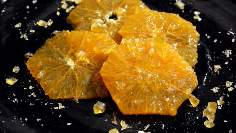 Dessert � la Bulli: Appelsin i skiver med honnin, olivenolje, knuste honningdrops og fingersalt. Geniforklarte Ferran Adri� lager ikke mat hjeemme, men du kan imponere med maten han serverer personalet sitt.