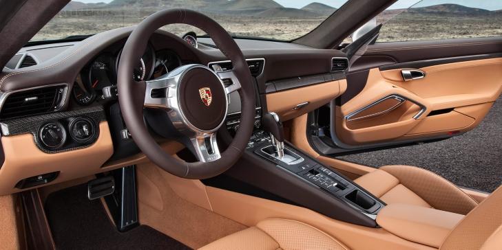 HELT NYTT: Porsche lover et helt nydesignet interi�r. Vi synes det er veldig likt interi�ret i 911, uten at det er noen skam. FOTO: Porsche