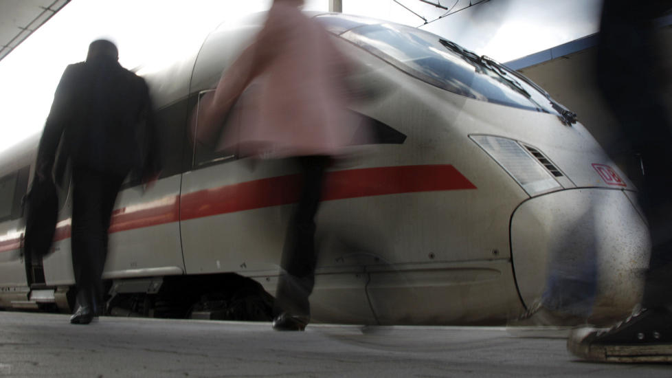 INTERCITY: �F� av oss ville velge � st� i bilk� om morgenen, hvis vi hadde et godt alternativ i et tog som suste forbi bilk�en�, skriver artikkelforfatteren. Bildet viser et InterCity-tog p� stasjonen i Wien. Foto: Leonhard Foeger / Reuters / NTB Scanpix