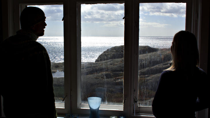 UTSIKTEN: Fra betjentboligen, gjennom saltstenkte vinduer, kan blikket hvile mot hav som m�ter himmel. Foto: OLE C.H. THOMASSEN