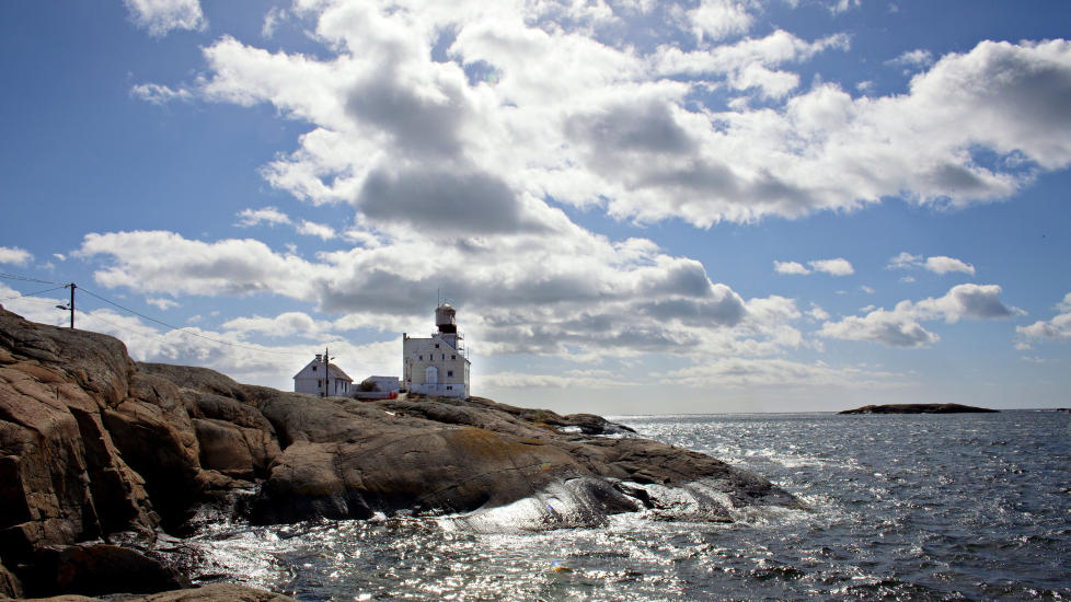 FYRLYKT: Med sine lysglimt viser lykta seileleia mot trygg havn. Foto: OLE C.H. THOMASSEN
