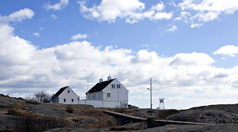 BETJENTBOLIGEN: Betjentboligen og Kunstnerhytta i profil mot himmelen.  Foto: OLE C.H. THOMASSEN