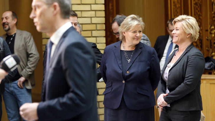FORF�RERISKE?: Fors�ker de � forf�re norske velgere bak hans rygg? Statsminister Jens Stoltenberg (Ap) Advarer mot l�ftene om pengebruk fra en eventuell borgerlig regjering der Erna Solberg (H) og Siv Jensen (Frp) har n�kkelen til pengebingen. Foto: Lise �serud / NTB scanpix