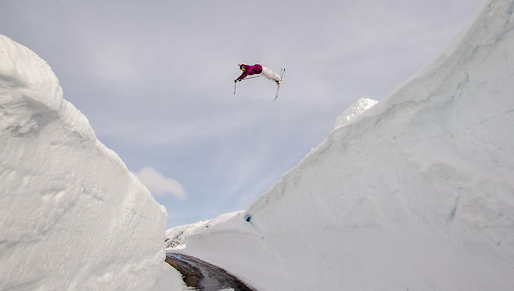 LUFTIG: Med mye sn� de siste ukene har ogs� br�ytekanten holdt god h�yde. Arne Veim Haugland i luftig svev over veien til Folgefonna. Foto: JAN PETTER SVENDAL