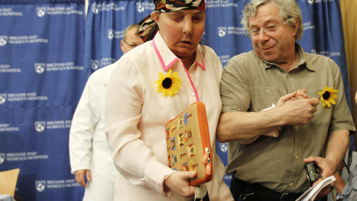 KJ�RESTER: Carmen Tarleton har p� ny funnet kj�rligheten etter lutangrepet i 2007. Her sammen med kj�resten Sheldon Stein under pressekonferansen som ble avholdt ved sykehuset i Boston, onsdag denne uka. Foto: Reuters / Jessica Rinaldi / NTB Scanpix