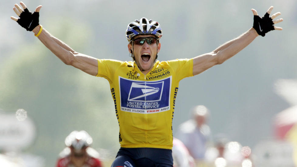 JUKSEMAKER: Lance Armstrong feirer en etappeseier i Tour de France 2004. Foto: Wolfgang Rattay, Reuters / NTB Scanpix
