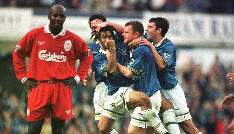SER ETTER SJELDEN JUBEL: Om Everton, her med blant annet Danny Cadarmarteri og Liverpools Michael Thomas i 1997, vinner derbyet i morgen, ender Everton over Liverpool p� tabellen for f�rste gang siden 1937.Foto: Clive Brunskill/ALLSPORT