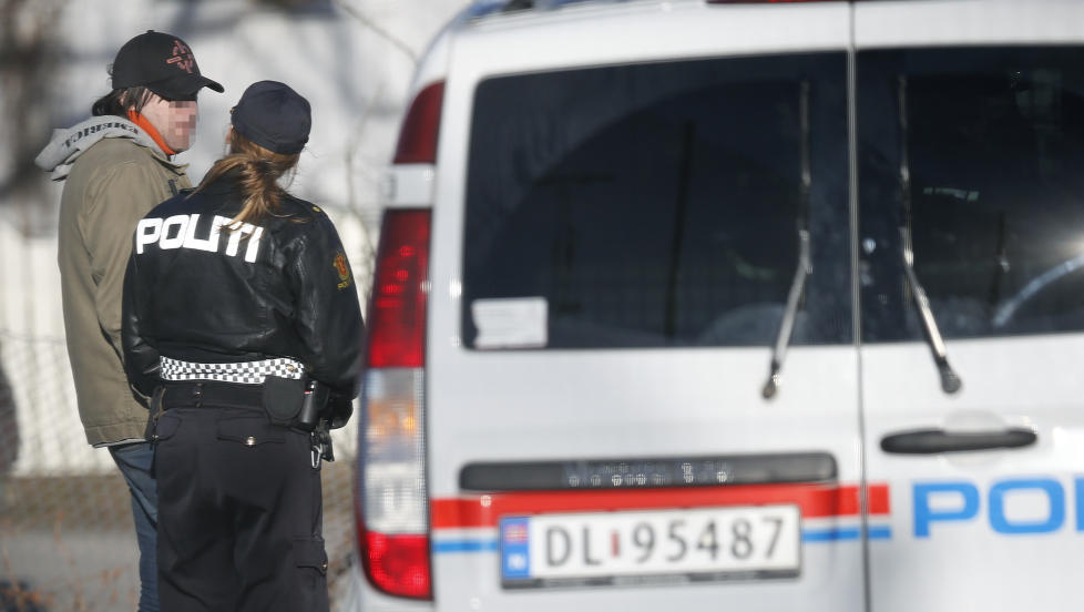 DRAMA:  30-40 fotballp�bler med V�lerenga-sympatier stormet inn p� Grorud Idrettspark torsdag. Politiet var blitt varslet om at noe slikt kunne skje, og stilte med store styrker. FOTO: TERJE BENDIKSBY / NTB SCANPIX