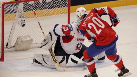2-0: Anders Bastiansen er sikker alene med Slovenias keeper Robert Kristan i VM-kampen i ishockey mellom Norge og Slovenia  i Globen i Stockholm i dag. Her scorer Bastiansen 2-0-m�let.
Foto: H�kon Mosvold Larsen / NTB scanpix