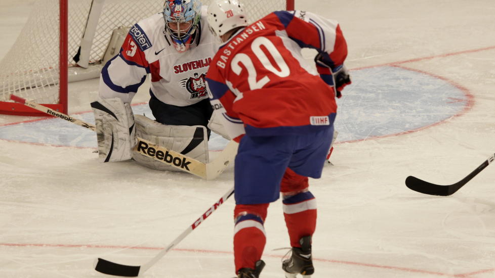 TIDLIG LEDELSE: Her scorer Anders Bastiansen 1-0-m�let etter bare 1.02 av f�rste periode. Men til tross for pangstarten var det i motsatt ende av banen Norge hadde matchvinneren sin.
Foto: H�kon Mosvold Larsen / NTB scanpix