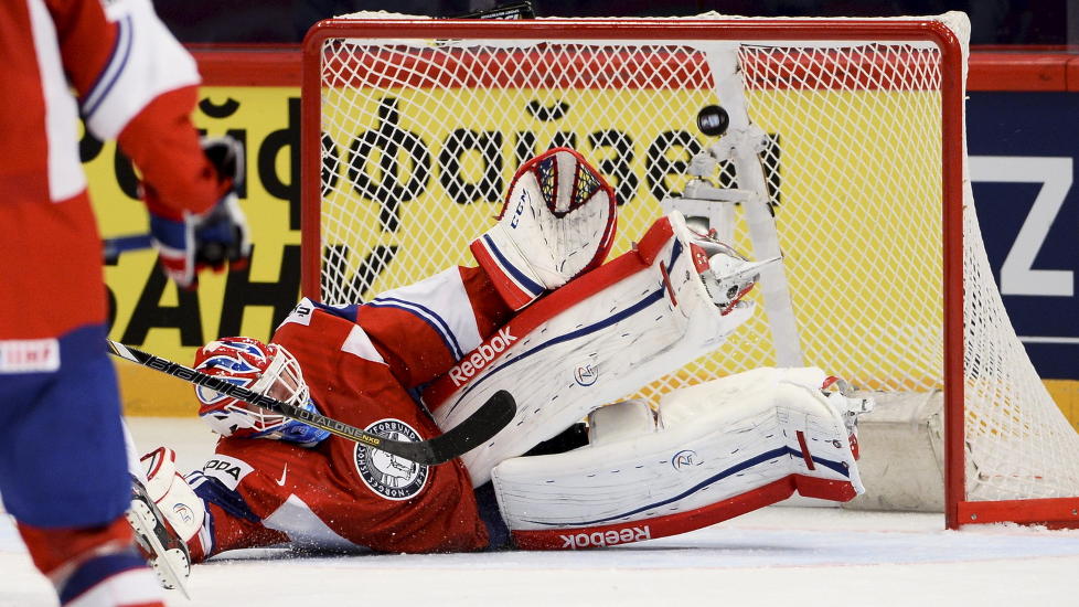 KAMPENS PRESTASJON: Lars Haugen redder med loffen i andre periode og holder Norge i ledelsen mot Slovenia.Foto: CLAUDIO BRESCIANI / NTB scanpix