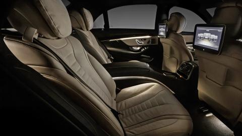 TOPPKLASSE: S-klasse har mange konkurrenter n�r det gjelder komfort i s�rklasse, men nye S-klassen blir definitivt er sv�rt komfortabelt sted � tilbringe noe tid. FOTO: Daimler AG