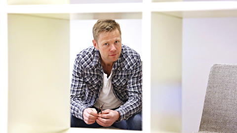 SKITTENT:  Spill, hestehandler og drittpakker. Politikk, media og PR-bransjen i uskj�nn forening, er temaet i Henrik Langelands siste bok. Foto: Jacques Hvistendah/Dagbladet