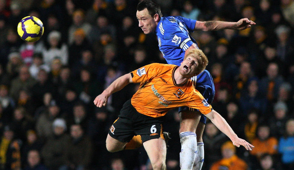 TILBAKE I TOPPEN: Paul McShane scoret for Hull som sikret direkte opprykk til Premier League i siste serierunde i Championship i dag. Her er han i duell med Chelseas John Terry sist Hull var i �verste divisjon, i 2010. Foto: Scott Heppell, AP / NTB Scanpix
