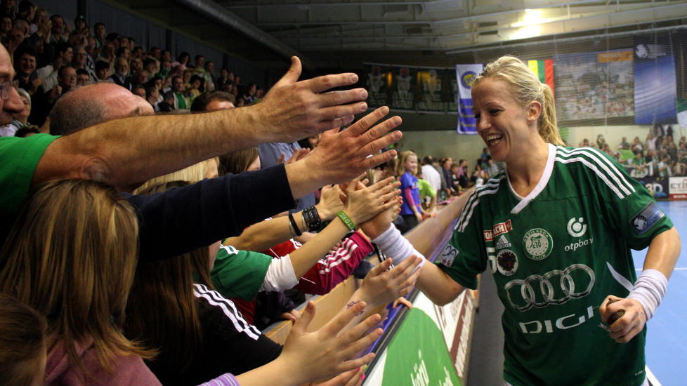  GODE MINNER:  Heidi L�ke jubler sammen med  Gy�r-supporterne. Foto: Aleksandar Djorovic / Scanpix