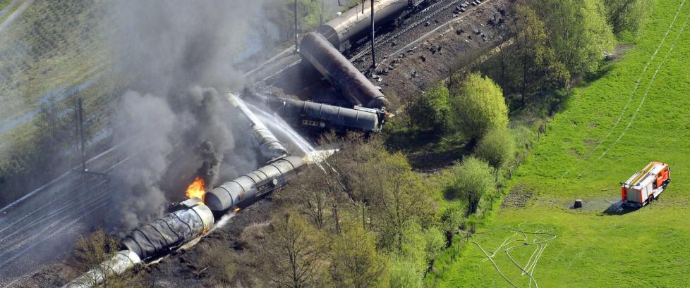 Tog fullastet med kjemikalier sporet av, havnet i gr�fta og eksploderte