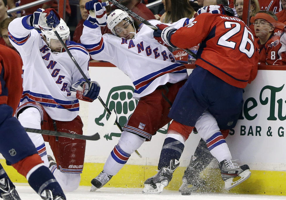  KAMPHANER:  Zuccarello og New York Rangers store stjerne,Rick Nash, i en duell med Matt Hendricks. Foto:AP/Evan Vucci.