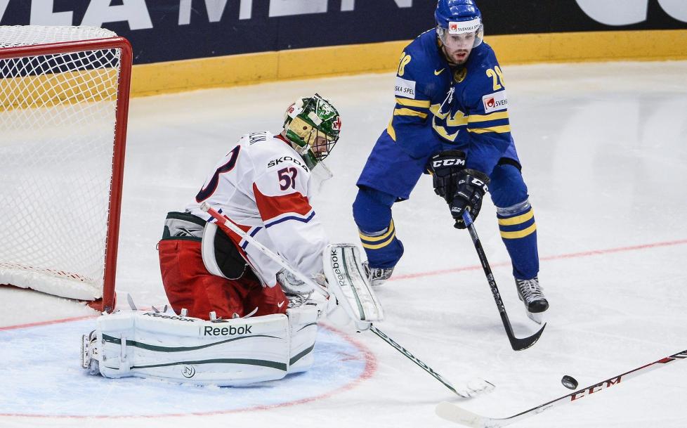  K�LLETRIKS:   Dick Axelsson bommer p� en stor sjanse tidlig i kampen mot Tsjekkia.  Foto:  EPA/ANDERS WIKLUND