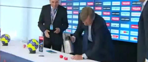 - Eh... Jeg trenger en hammer!