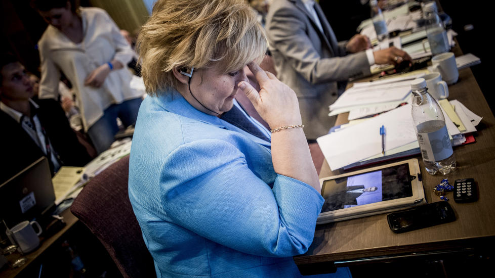 F�LGER MED: H�yre-leder Erna Solberg fulgte Jens Stoltenbergs (Ap) pressekonferanse, der han orienterte om regjeringens tiltak mot todelingen av norsk �konomi, p� sin egen iPad. Foto:Thomas Rasmus Skaug / Dagbladet