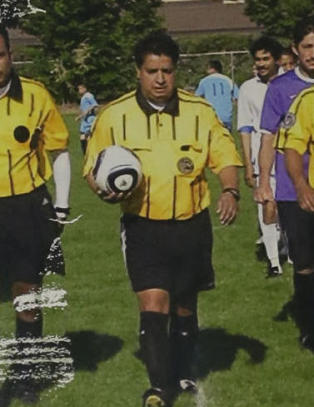 17-�ring slo i hjel dommer etter � ha f�tt gult kort