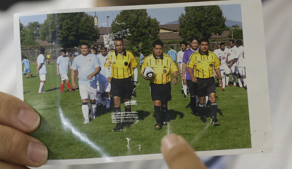 DREPT: Riccardo Portillo, i midten, ble forrige l�rdag sl�tt ned mens han d�mte en fotballkamp i USA. I natt d�de Portillo av skadene.Foto: AP /Rick Bowmer