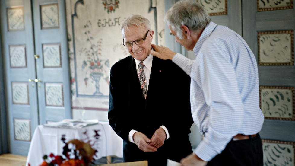  FOTOLEGENDER:  Leif Preus (til venstre, da 84), blir takket av Dagbladets mange�rige fotograf Johan Brun for talen han holdt 12. oktober i fjor under feiringen av Bruns 90-�rsdag p� Norsk Folkemuseum. FOTO: TORBJ�RN KATBORG GR�NNING/DAGBLADET.