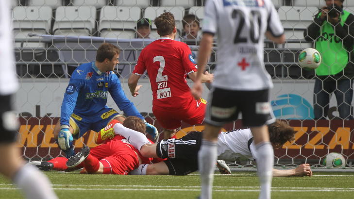 UTLIGNINGEN: Her har Frode Johnsen (39) akkurat knust Marius H�ibr�ten (18) i en hodeduell og utlignet mot Lillestr�m.
Foto: Trond Reidar Teigen / NTB scanpix