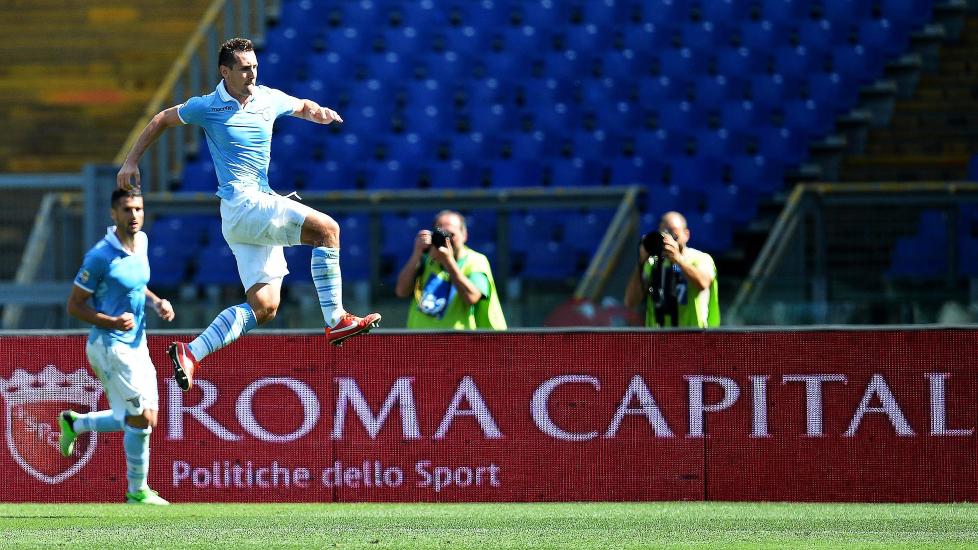 FEIRET: Miroslav Klose kunne med god grunn juble mot Bologna. Spissen scoret nemlig hele fem m�l for Lazio. Foto: EPA / ANDREA STACCIOLI / NTB SCANPIX