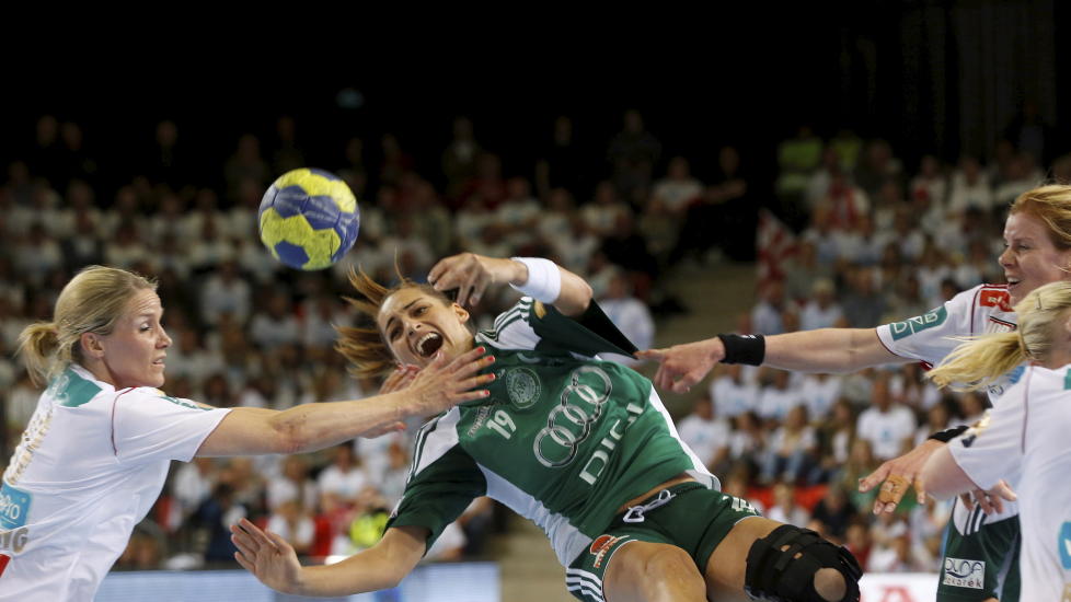 TETT KAMP: Gy�rs Viktoria Redei-Soos mellom Larviks midtforsvar Gro Hammerseng (t.v.) og Tonje Larsen i den f�rste finalekampen i Champions League i Arena  Larvik. Returkampen spilles i Ungarn f�rstkommende l�rdag. Foto: Terje Bendiksby / NTB scanpix