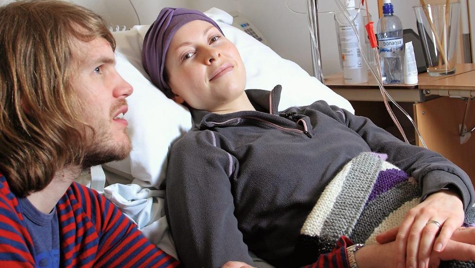 TR�ST OG ST�TTE: Erlend er til stede og oppmuntrer Anniken under benmargstransplantasjonen p� Rikshospitalet. FOTO: Egil Nordlien, HM Foto