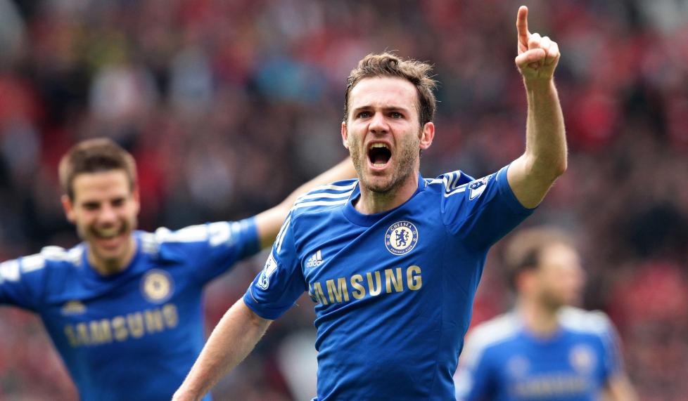 SIKRET HAN CHAMPIONS LEAGUE NESTE SESONG? Juan Mata jubler for matchvinnerscoringen sin fire minutter f�r slutt p� Old Trafford. Scoringen setter Chelsea i f�rersetet i rotteracet om de ssite Champions League-plassene neste sesong.Foto: EPA/LINDSEY PARNABY
